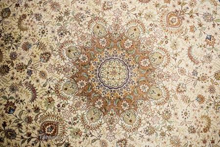 تصویر با کیفیت از فرش دست بافت ایرانی از نمای نزدیک
